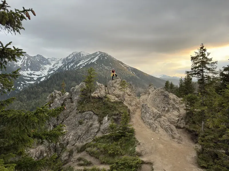 Szlak skalną granią z widokiem na Tatry