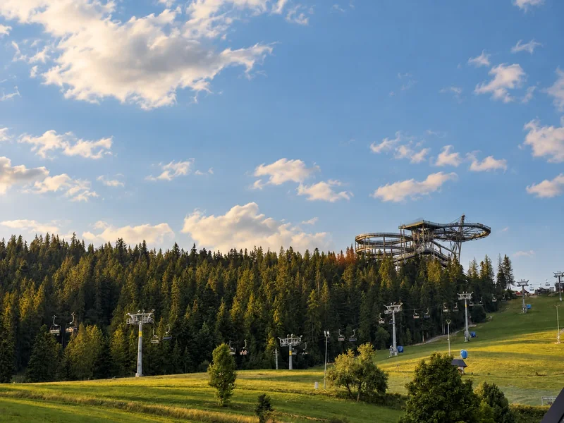 Kolej krzesełkowa i wieża SkyWalk Serce Poronina nad lasem